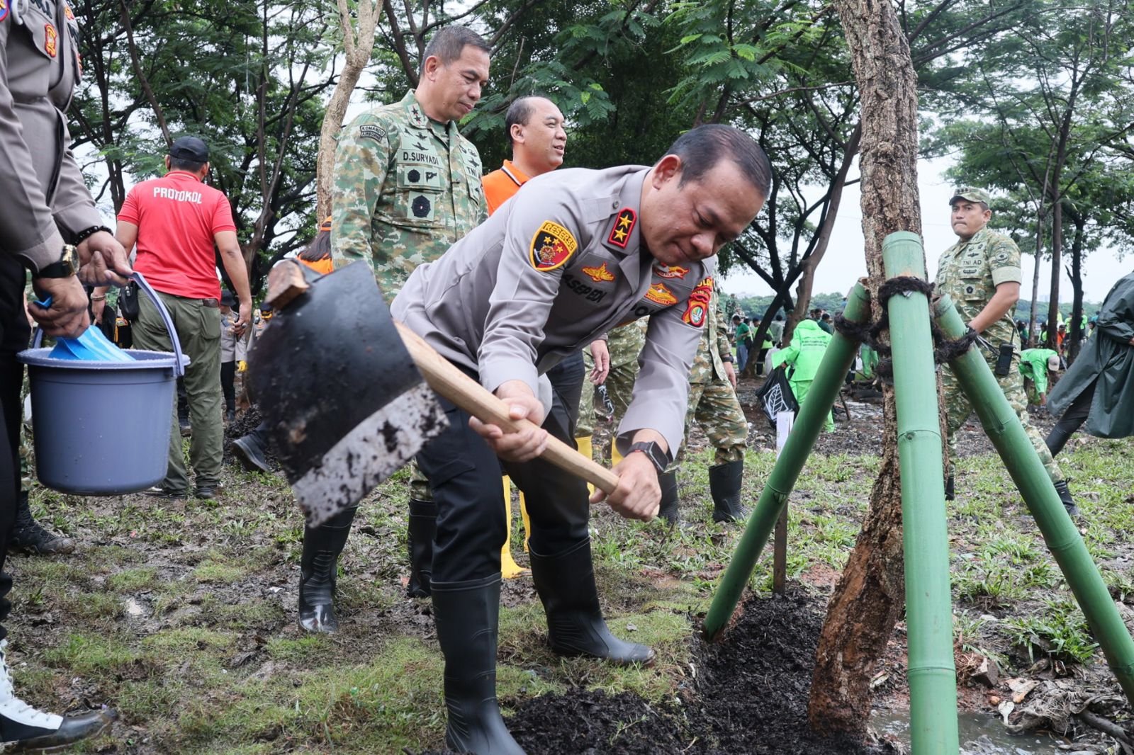 Kompak, TNI-Polri-Warga Jakarta bersih-bersih Waduk Cincin Papanggo; Pangdam dan Kapolda Turun Langsung.